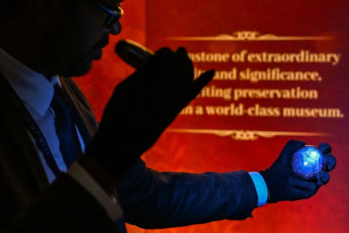 Exhiben zafiro estrella púrpura en Sri Lanka, el más grande de su tipo