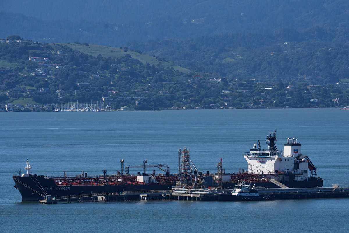 Conflicto en Medio Oriente sacude mercados; precios de petróleo y gas se disparan