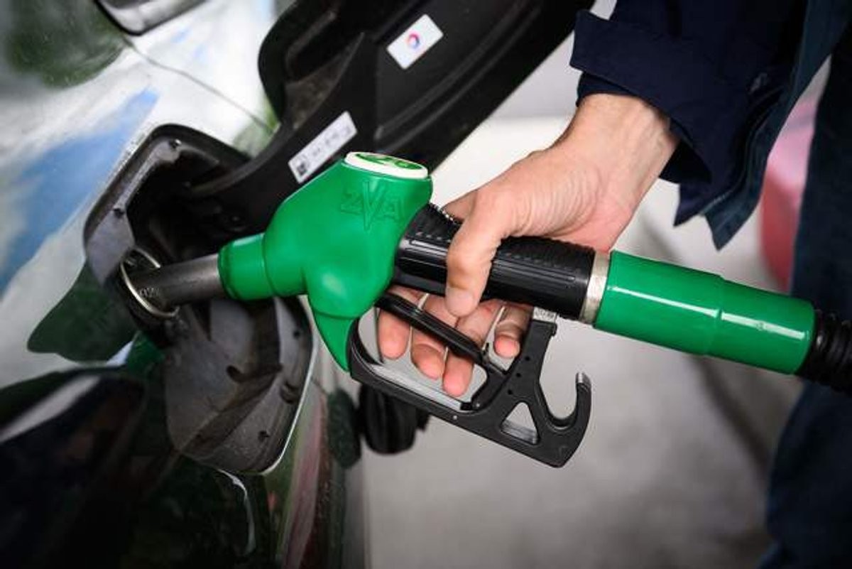 Gobierno y gasolineros fijan tope a precio del diésel de 28 pesos por litro