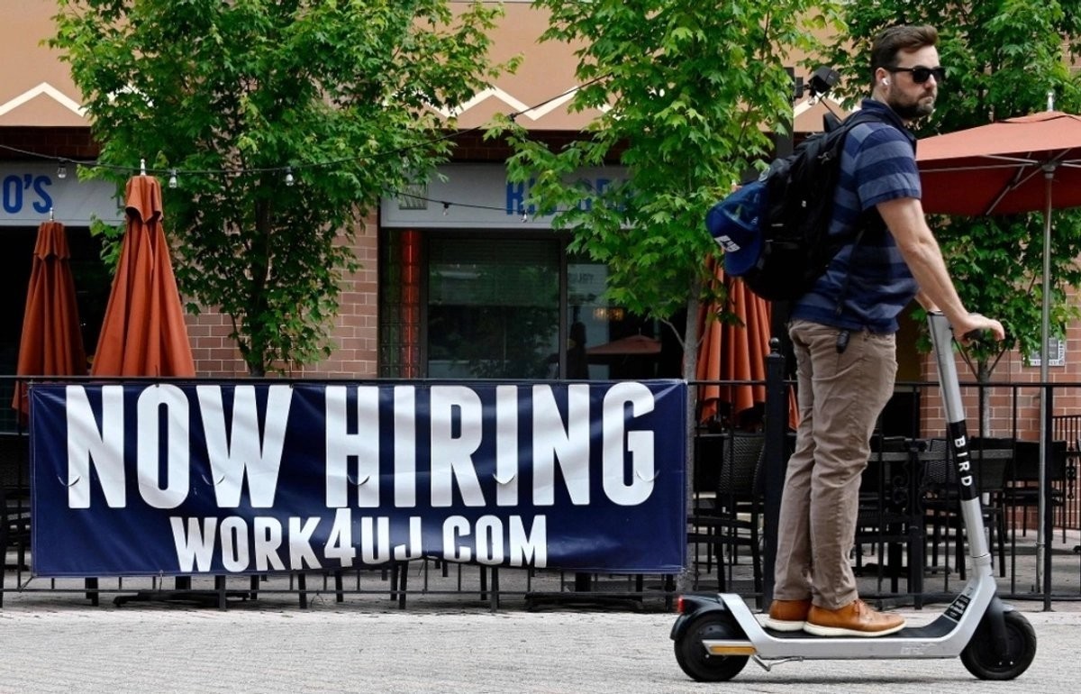 Ofertas de empleo en EU disminuyen en marzo