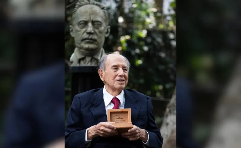 El economista David Ibarra Muñoz recibe la medalla José Vasconcelos