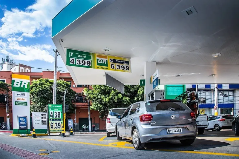 Brasil anuncia subsidios a la gasolina para frenar alza de precios