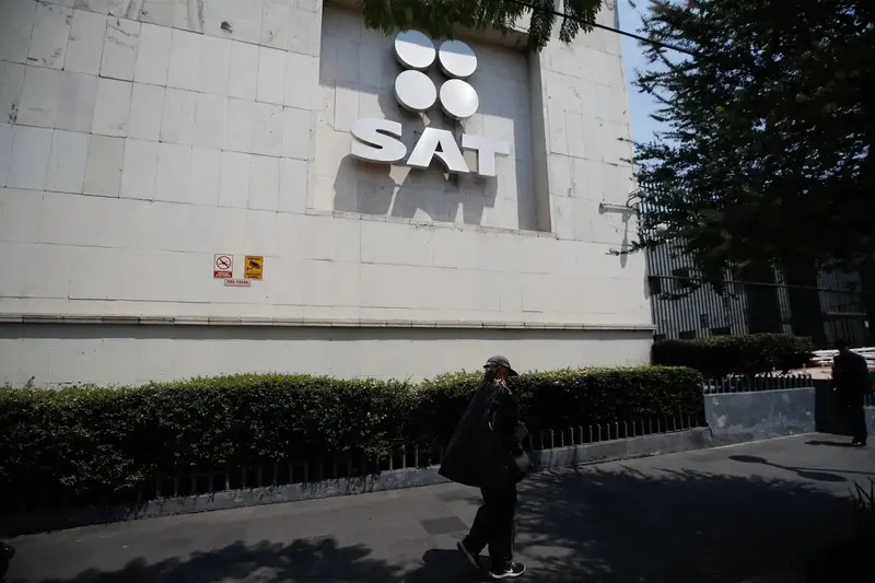 Inhabilitan a cuatro ex funcionarios del SAT y del Banco del Bienestar