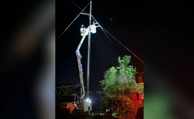 CFE restablece suministro de energía tras apagón en municipios del sureste de México