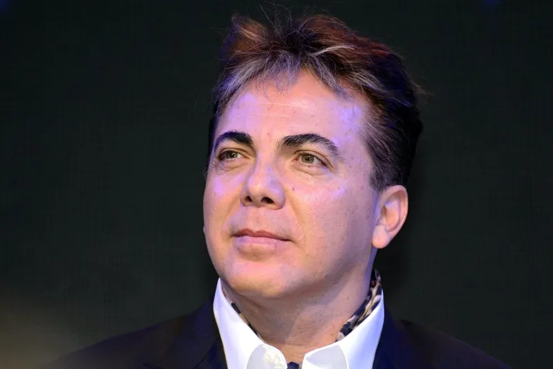 Cristian Castro desmiente romance con la empresaria Victoria Kühne