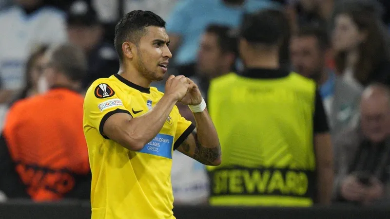 Orbelín Pineda consigue su tercer título en Europa al coronarse con el AEK de Atenas