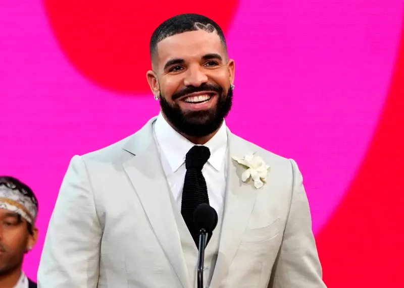 Drake lanza tres discos de golpe y en un tema revela el diagnóstico de cáncer de su padre