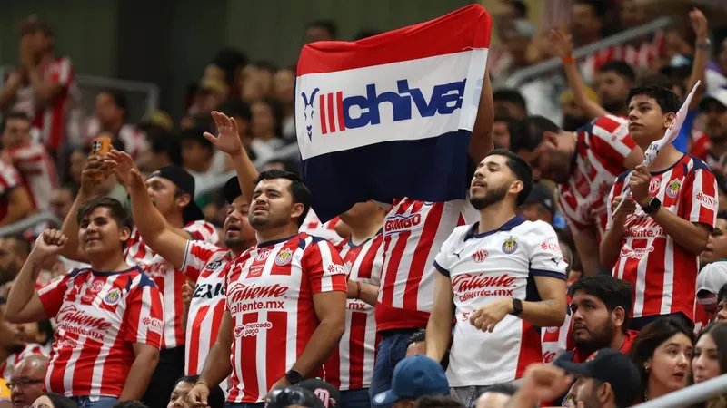 La afición de Chivas armó la fiesta en el estadio Jalisco en vísperas del duelo vs. Cruz Azul