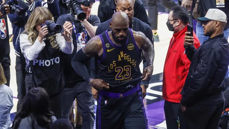 Incertidumbre sobre futuro de LeBron James rodea a los Lakers tras eliminación
