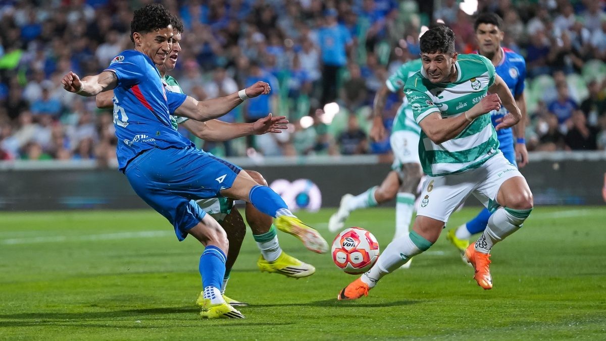 Cruz Azul consintió de más a Santos Laguna 1-2, pero se mantiene de líder general