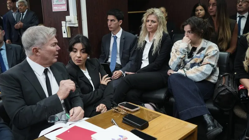 Hijas de Maradona demandan a jueza que anuló el primer juicio por la muerte del exfutbolista