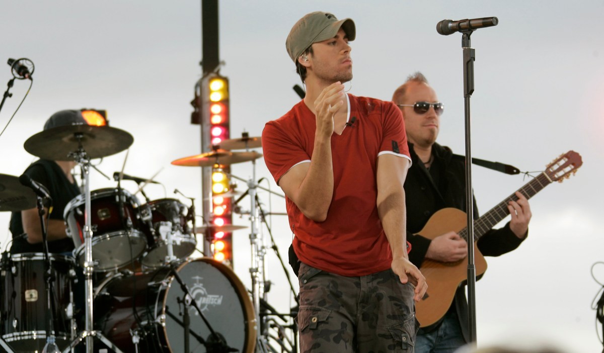 Enrique Iglesias protagoniza inesperado beso con una fan