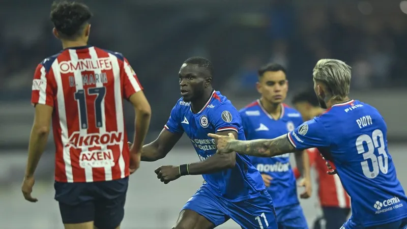 Chivas con el boleto de la final en la mano con todo y polémico penal a favor de Cruz Azul: 2-2