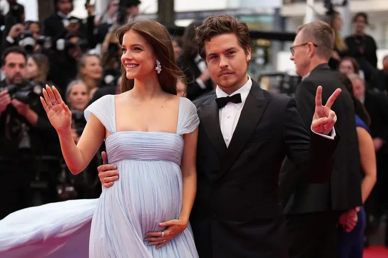 Barbara Palvin anuncia su embarazo junto a Dylan Sprouse en la alfombra roja de Cannes