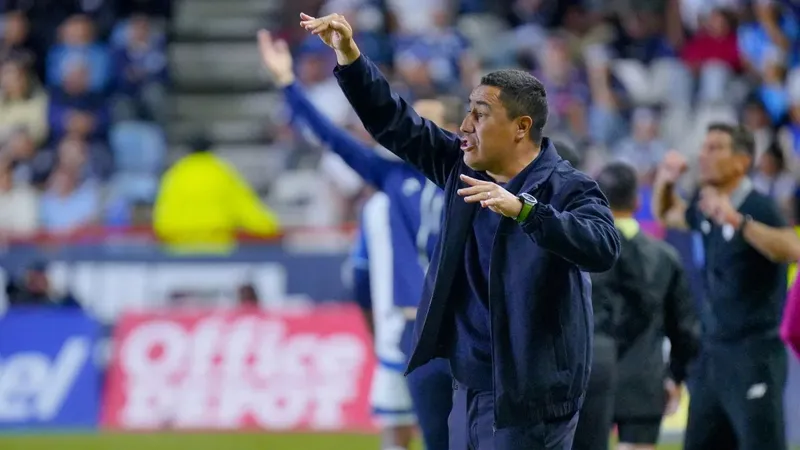 Efraín Juárez y Eduardo Solari estuvieron a punto de armar un lío grande en Pachuca