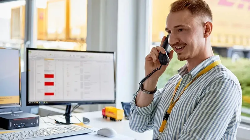¿Cuál es el número gratuito de DHL y qué formas hay de contactar con la empresa de mensajería?