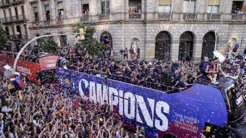 Cerca de 750.000 personas tiñen Barcelona de blaugrana
