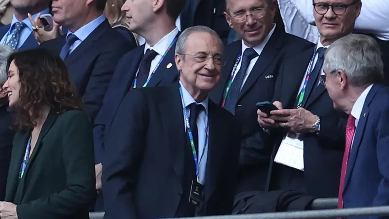 ¡La seguridad retira una pancarta en el Bernabéu señalando a Florentino!
