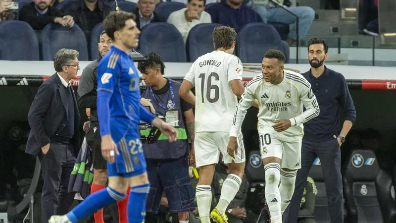 El Bernabéu castiga a Mbappé con una pitada bestial y su madre se lo toma a risa