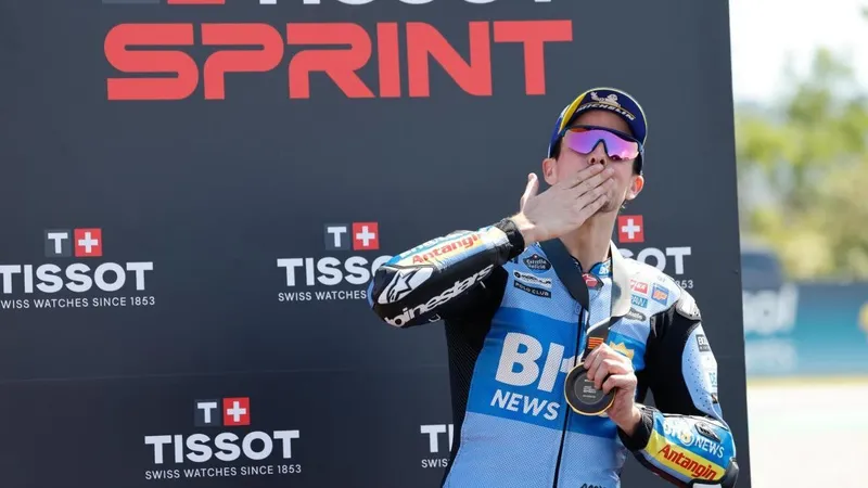 Alex Márquez conquista el sprint de Montmeló en un gran final defensivo frente a Acosta