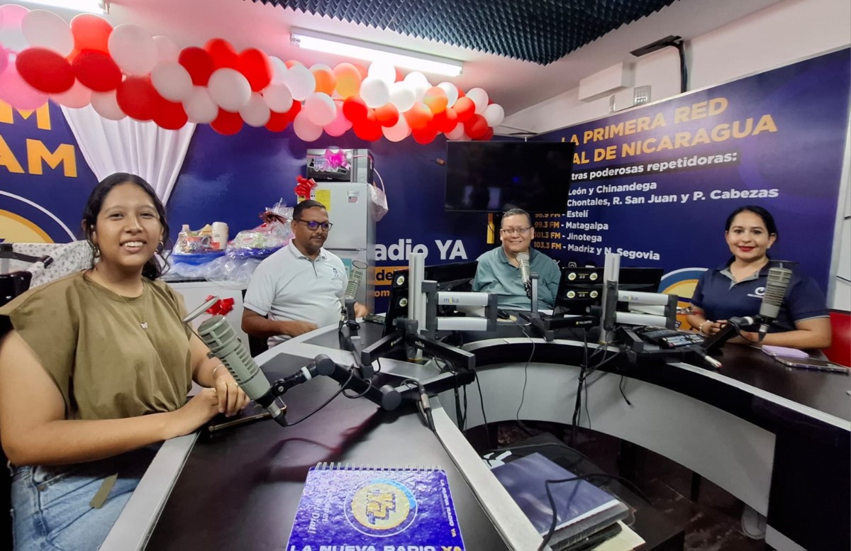 Representantes de Hackathon Nicaragua visitan Tu Nueva Radio YA invitando a jóvenes a sumarse a la innovación