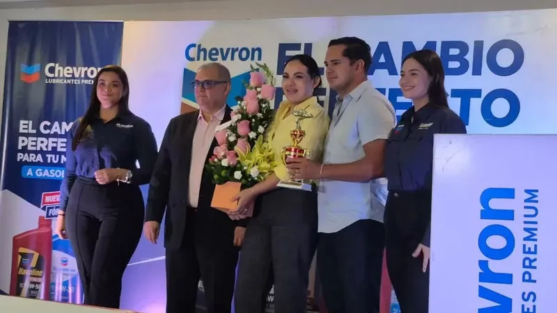 Lucalza Nicaragua entrega reconocimiento a Keren González