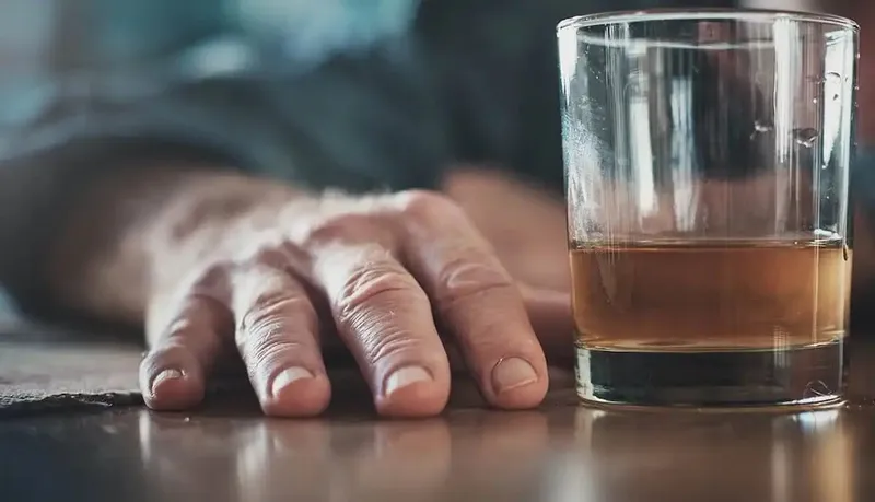 Por negar el último trago capitalino es agredido con un pico de botella