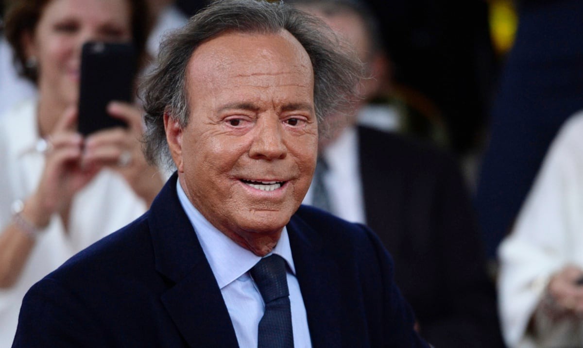 Julio Iglesias demanda a un diario español por “montaje” sobre sus abusos sexuales