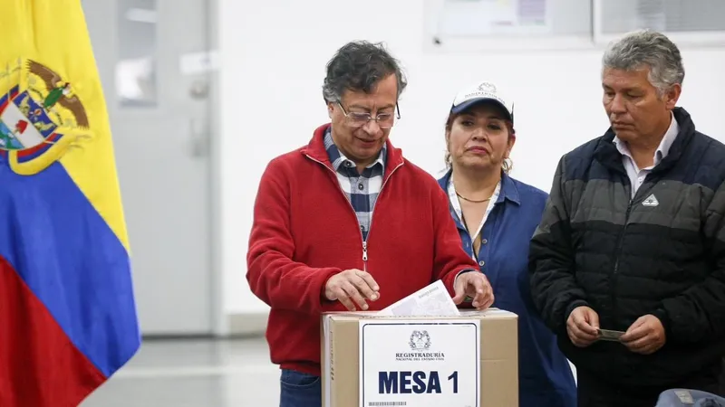 Petro lanza un alegato contra el sistema electoral a semanas de las presidenciales