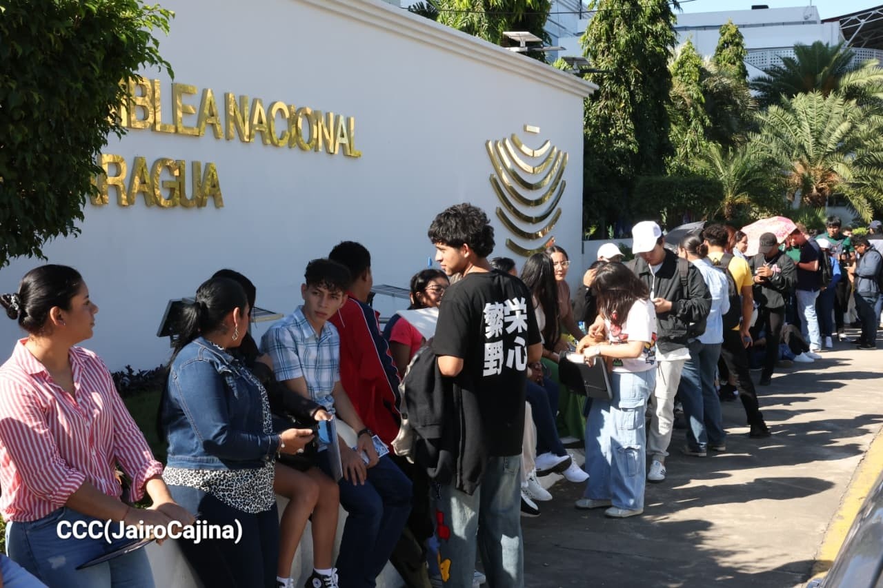 Masiva asistencia de jóvenes de todo el país en el Olof Palme para optar a becas universitarias