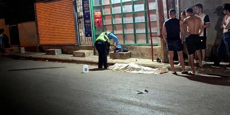 Motociclista de 25 años pierde la vida tras estrellarse contra un poste en Managua