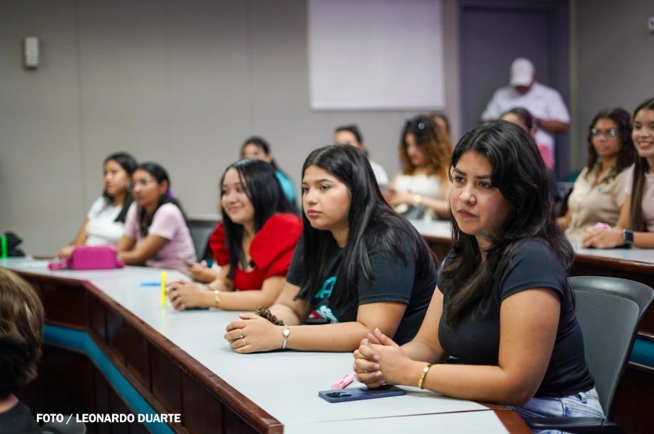 Mujeres nicaragüenses comparten experiencias de éxitos con jóvenes universitarias