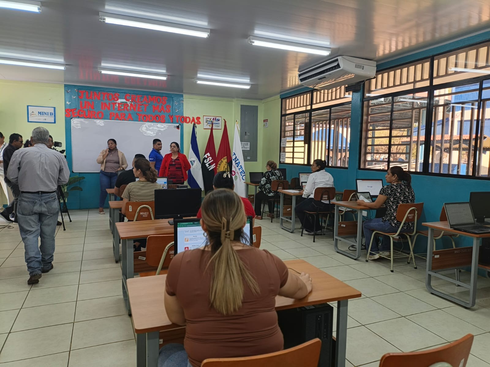 Maestros modernizan sus métodos de enseñanza con apoyo de competencias digitales