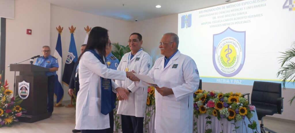 Sistema de salud suma más médicos con nueva graduación del hospital de la policía