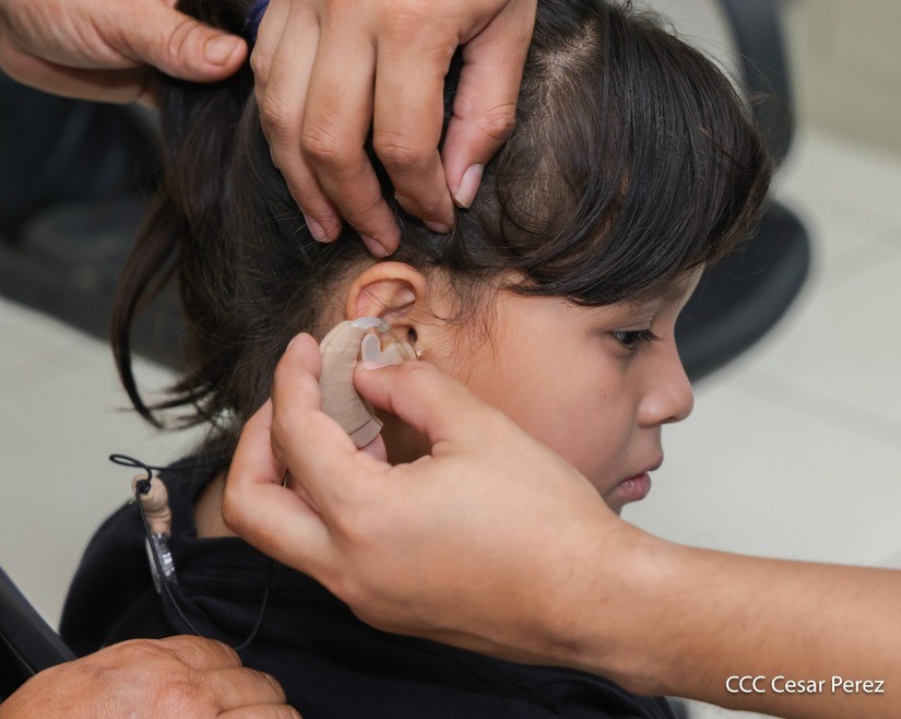 Especialistas advierten sobre el riesgo de pérdida auditiva por uso excesivo de audífonos en menores