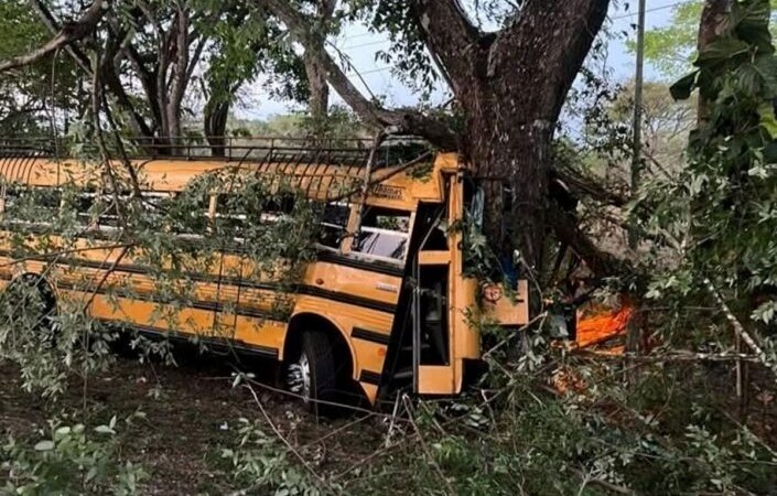 Ocho personas resultan lesionadas en Río San Juan tras aparatoso accidente de bus