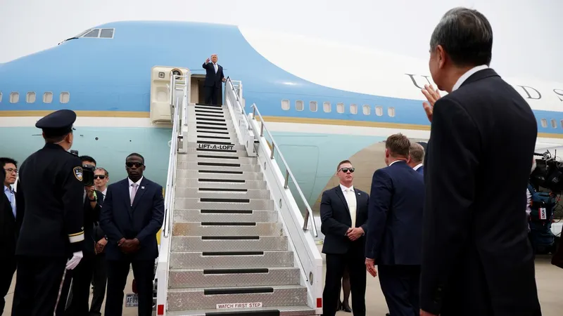 Sin teléfonos y desechar todo: el estricto protocolo de seguridad de EEUU en la visita de Trump a China