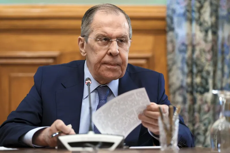 Lavrov: Exigir que los países no compren petróleo ruso barato es un comportamiento “colonial”
