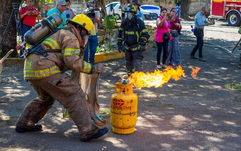 Bomberos demuestran sus habilidades para la extinción de incendios