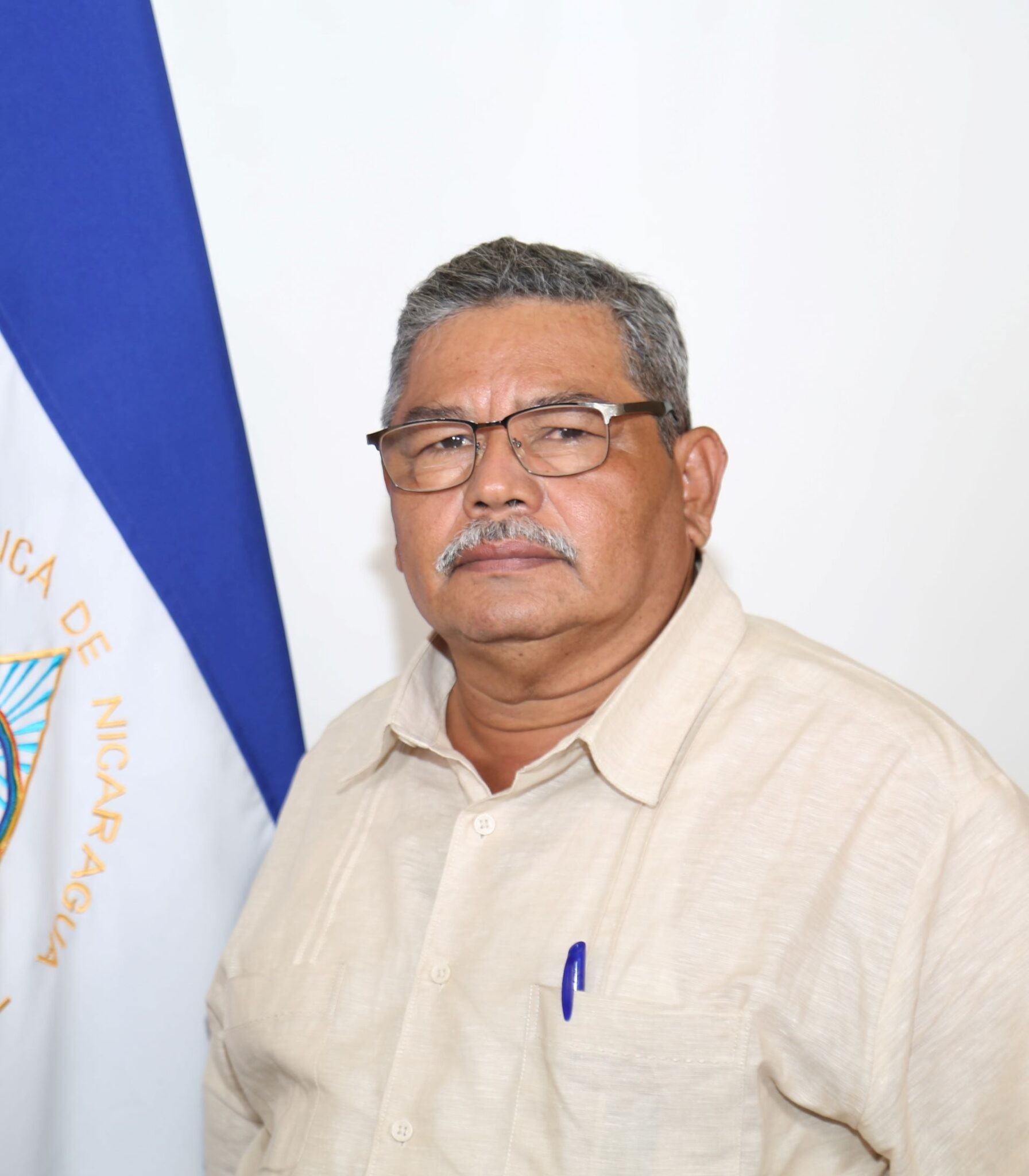 Familia del diputado Balladares recibe Medalla de Honor en Oro