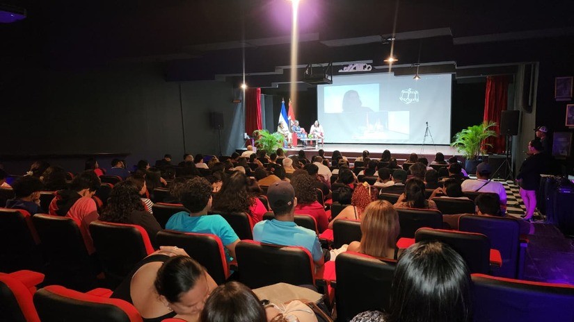 Resaltan el poder de la mujer con una charla magistral