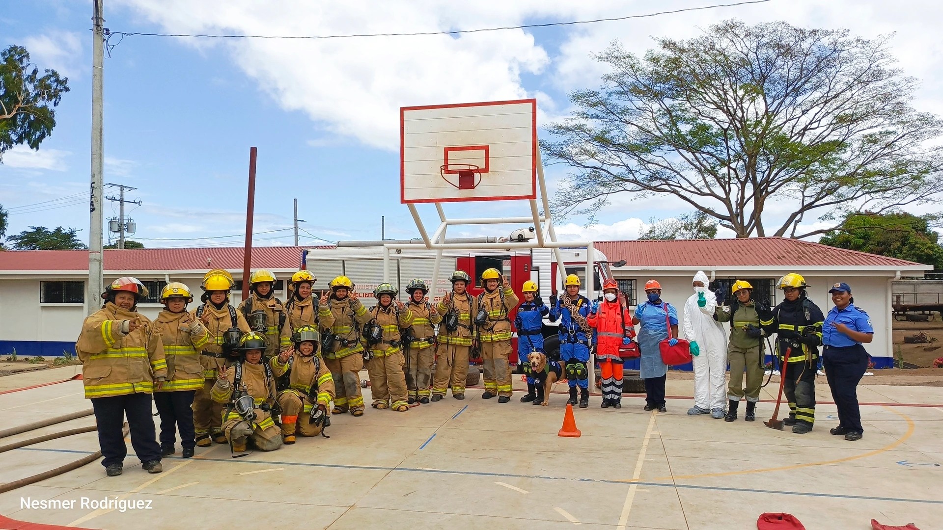 Bomberas capacitadas para extinción de incendios
