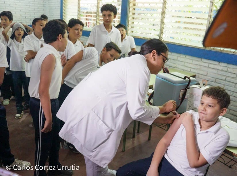 Aplican vacuna contra VPH a estudiantes de 9 años