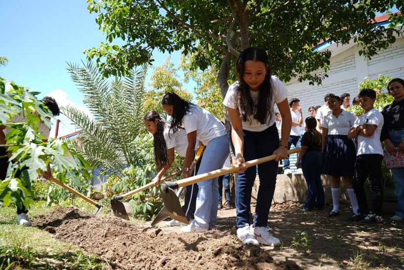 Más de 1.3 millones de córdobas invierten en materiales y textos