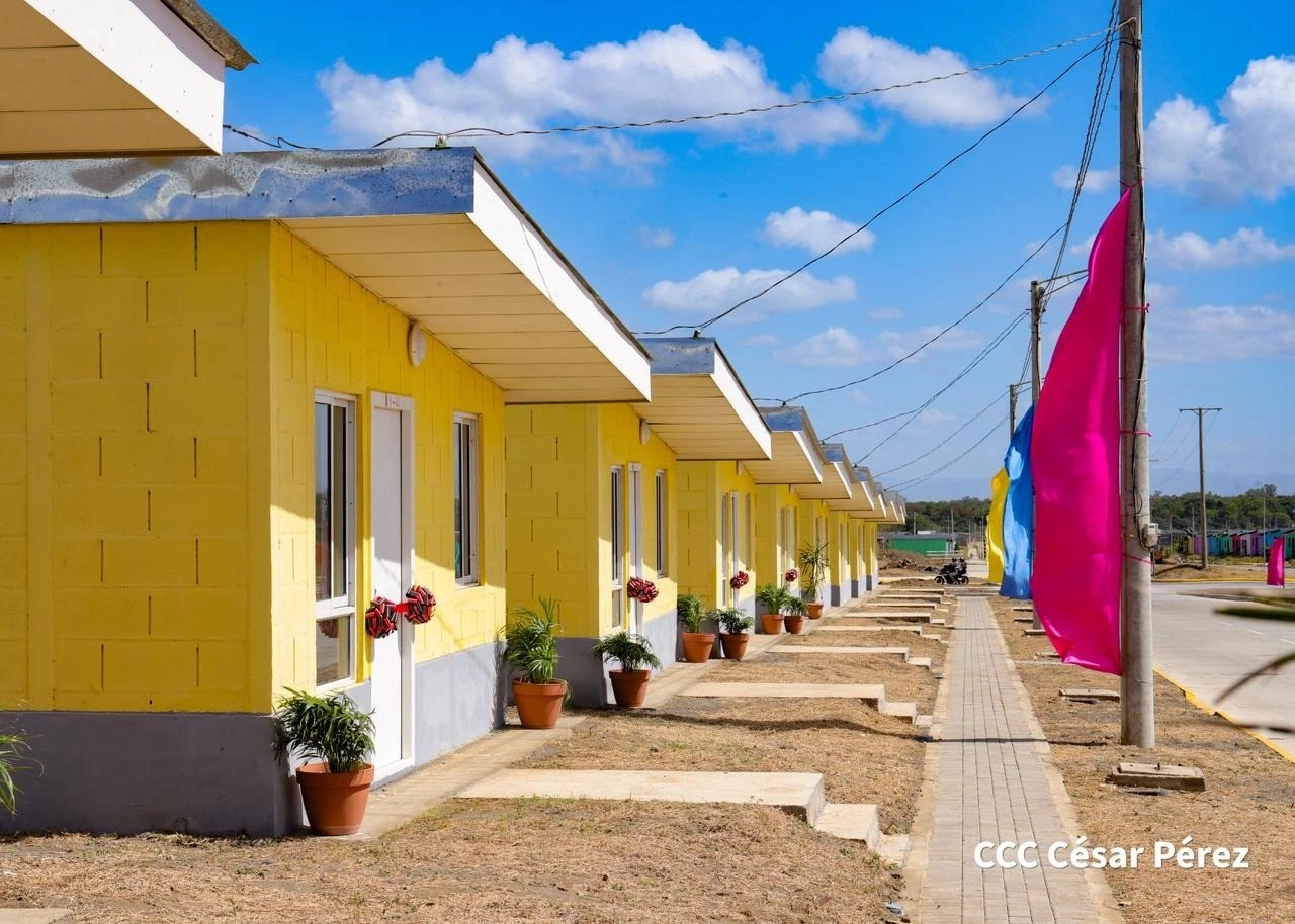 Cien familias reciben sus nuevas viviendas en Managua