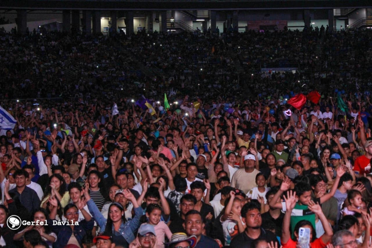 Funky enciende la fe de miles de jóvenes en el Festival de la Familia