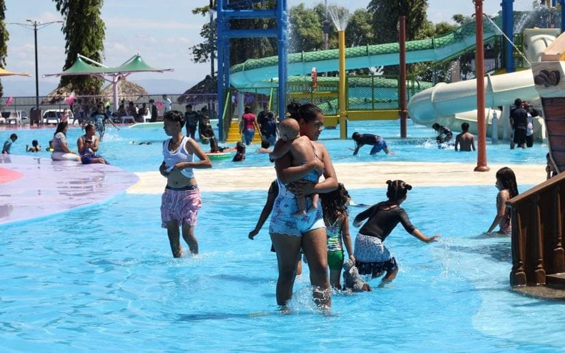 Familias comienzan a disfrutar del Parque Acuático en el Paseo Xolotlán