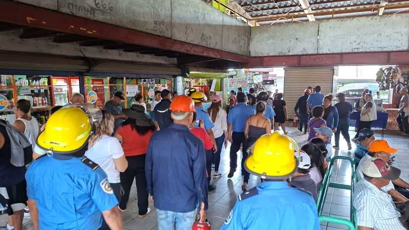 Bomberos inspeccionan para que las familias estén seguras