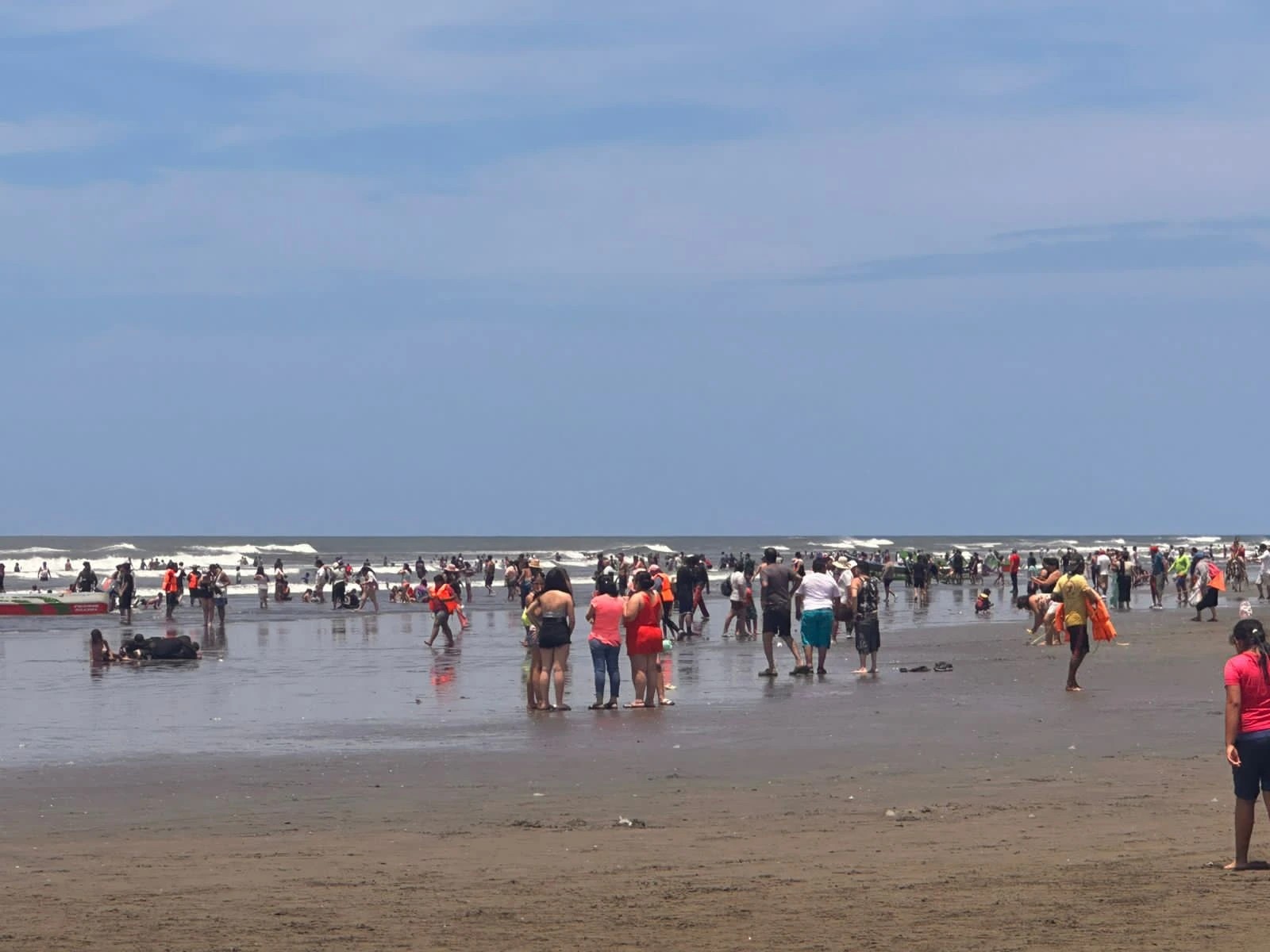 Familias disfrutan del sol, mar y arena en Pochomil