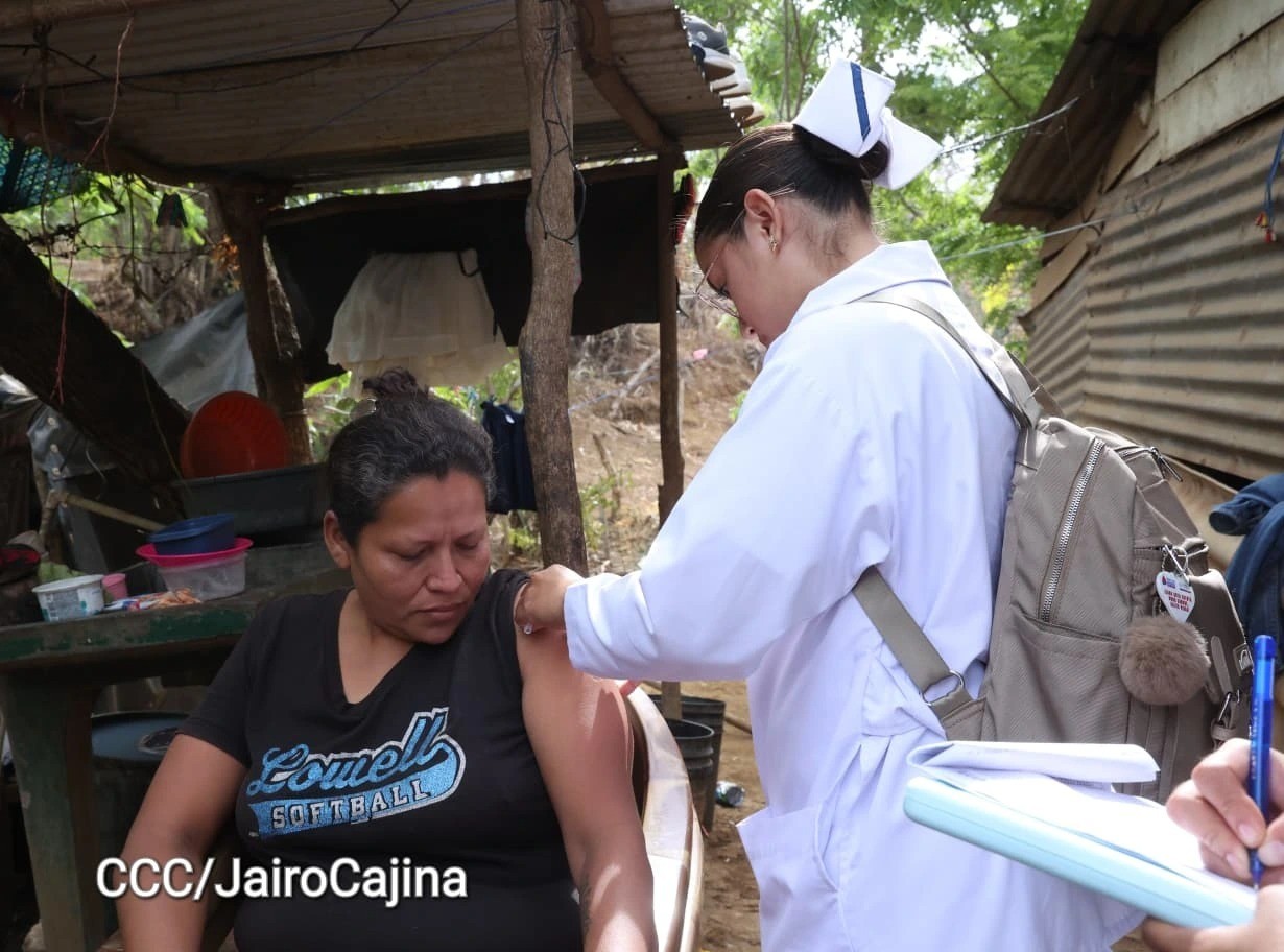 Familias de Altos de Nindirí se vacunan contra 18 enfermedades